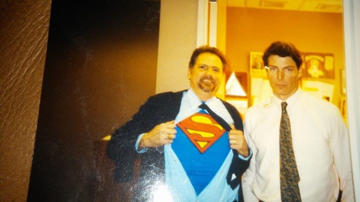 hombre con una camisa de superman a lado de Clark Kent de la década de los 80