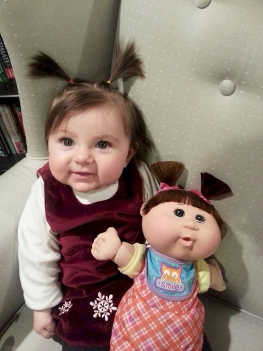 Bebé que se parece a su muñeca