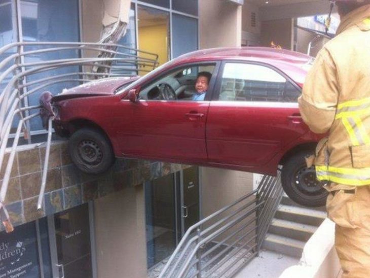 Fotos sin explicación. Un carro chocó con un balcón del segundo piso y está sostenido casi en el aire