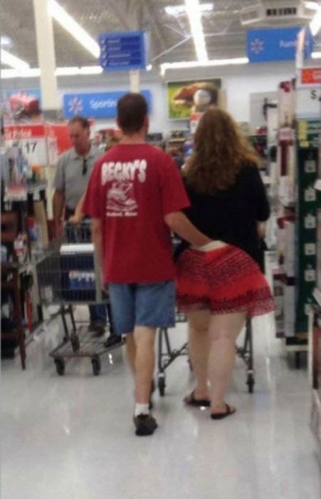 Pareja en walmart el hombre lleva su mano adentro de la ropa de su novia