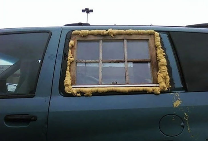 ventana y esponja en una camioneta
