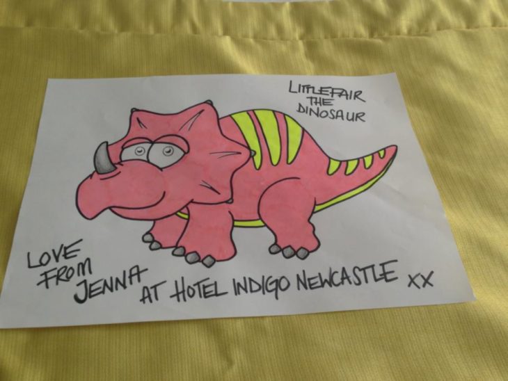 Peticiones absurdas hoteles - Dibujo de un dinosaurio
