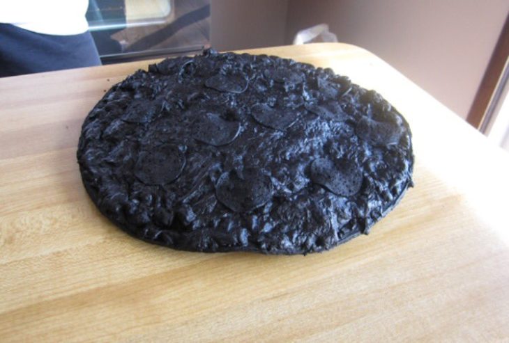 Pizza completamente quemada