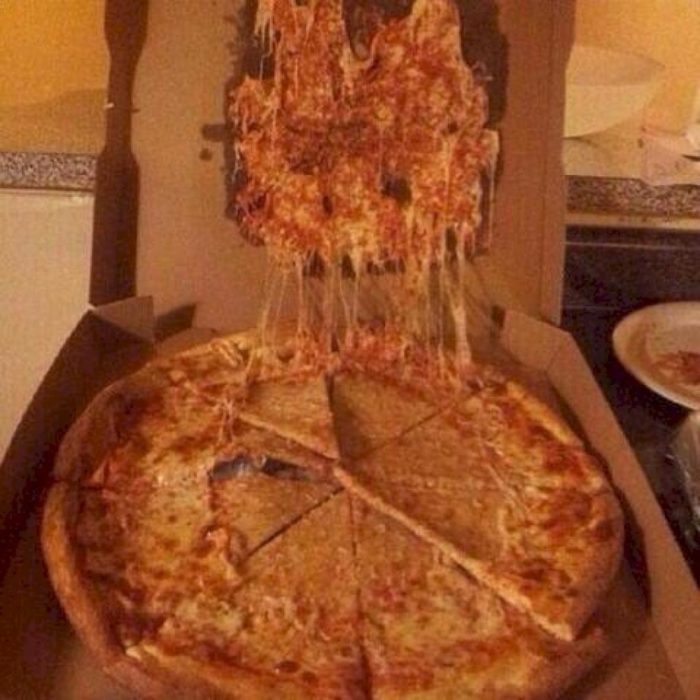 Pizza en la caja y todo el queso se quedo pegado en la parte de arriba