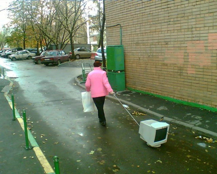 mujer sacando a su computadora a pasear