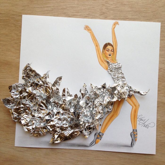 ilustración mujer con vestido hecho de papel aluminio