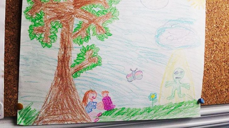 dibujo de Una niña sacrificando a su hermana a los aliens