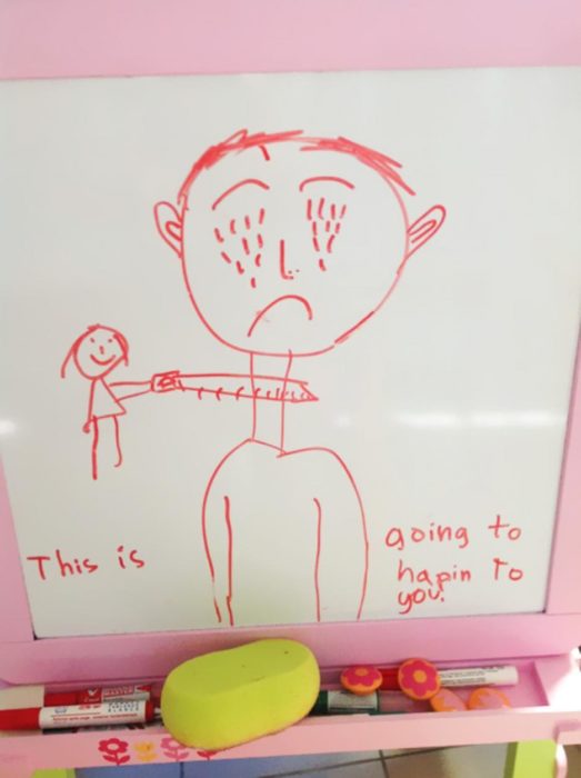 dibujo de una niña cortando la garganta de un hombre