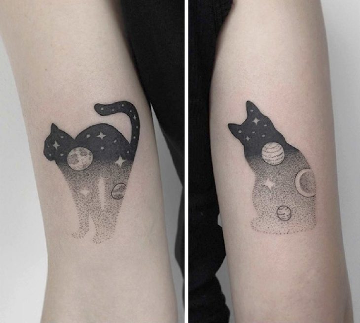 Dos tatuajes de gatitos en tinta negra