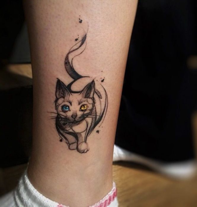 Tatuaje genial de gato con ojos azul y amarillo