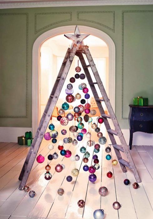 árbol de navidad con una escalera
