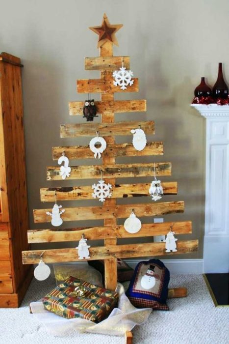 árbol de navidad hecho de tabla de madera