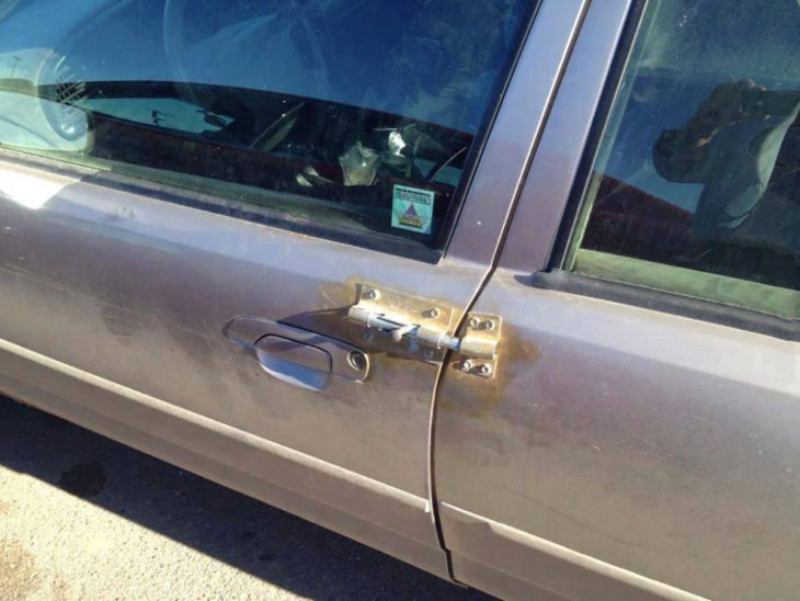 puerta de coche gris con seguro de puerta