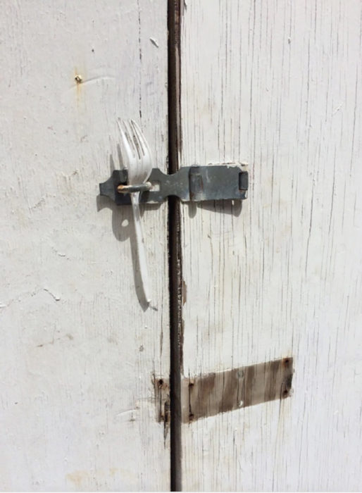 puerta asegurada con un tenedor de plástico