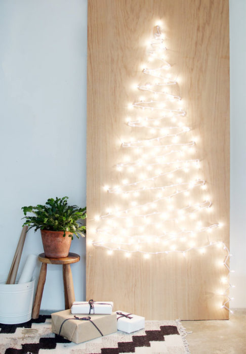 luces navideñas forman un árbol