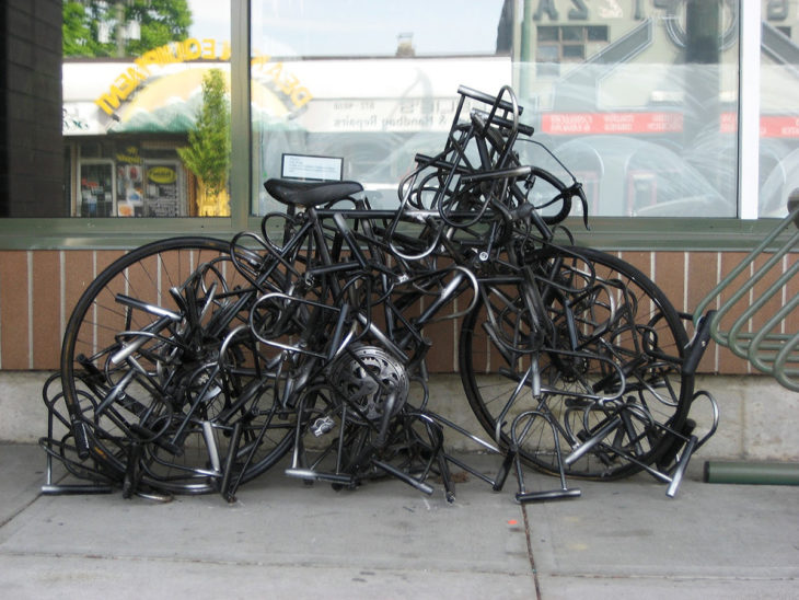 bicicleta con muchos candados anti robos