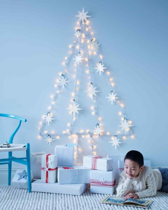 árbol de navidad hecho con una serie de luces y estrellas
