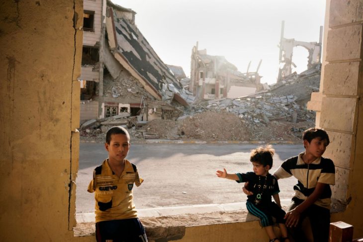 niños en medio de escombros en Iraq 