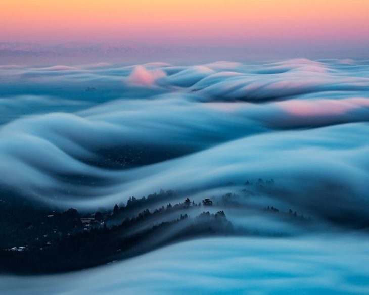 olas de niebla que parecen de un cuento de hadas