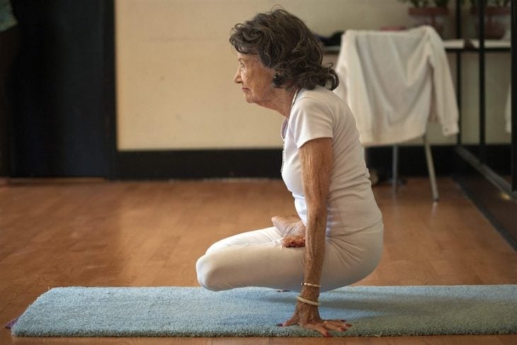 Mujer 98 años pose yoga