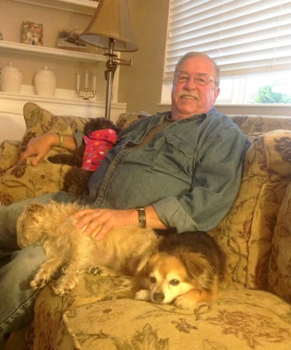papa con tres perros en el sillón