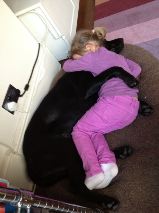niña dormida perro negro