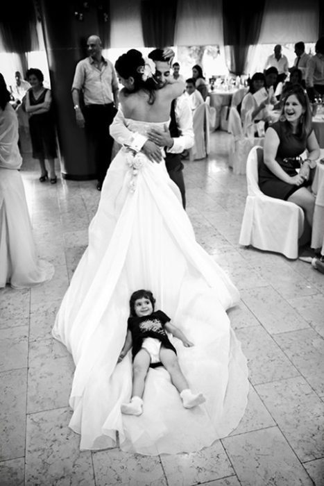 niña acostada sobre el vestido de la novia