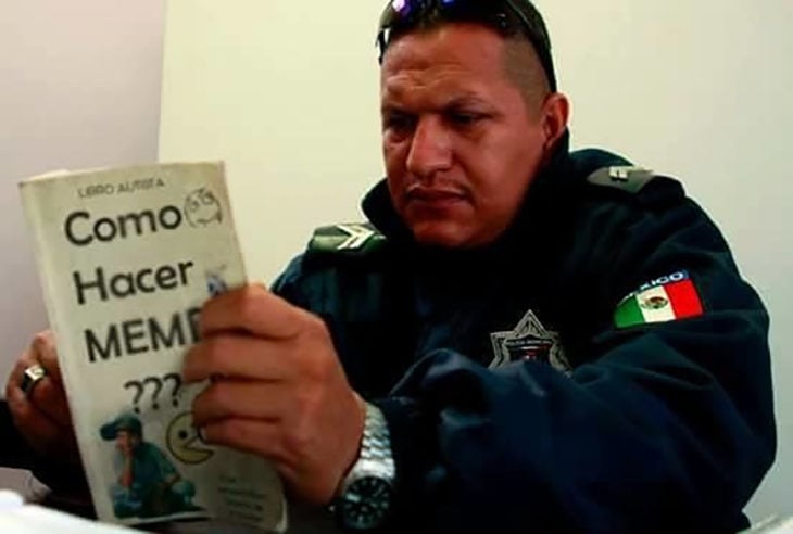 policía leyendo un libro para hacer memes