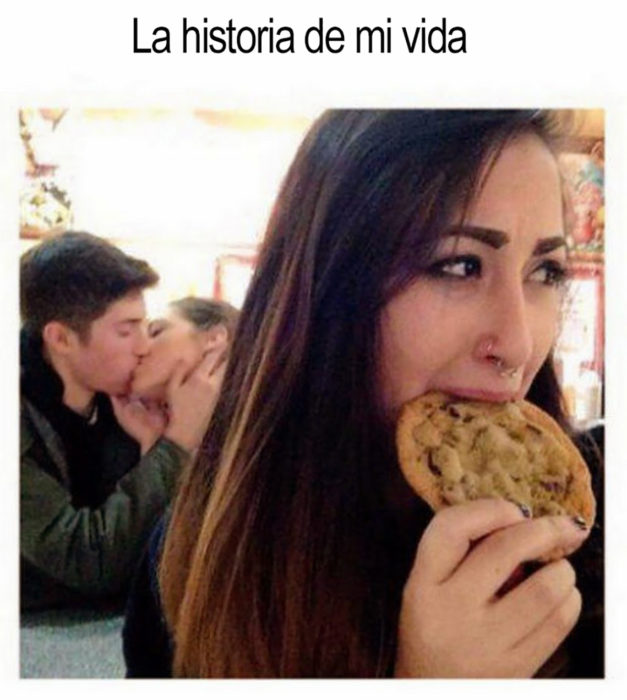 pareja besándose y adelante una chica comiendo una galleta