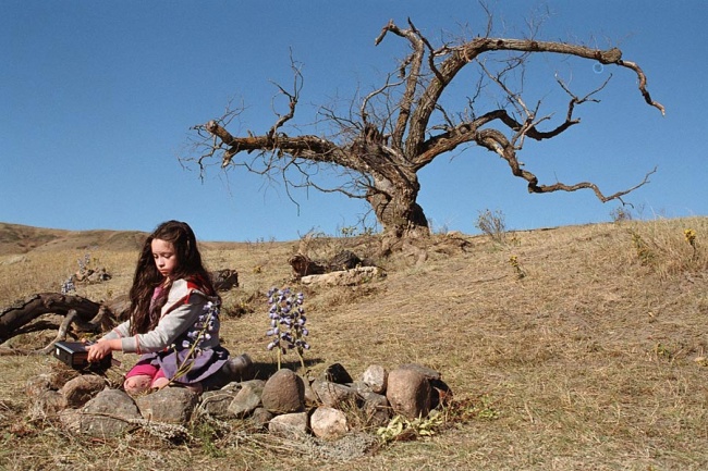 Tideland niña en el desierto sentada