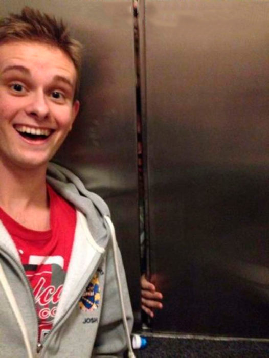 chico se toma selfie con personas atrapadas en el elevador