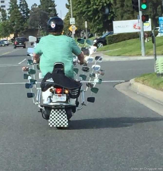 Imágenes inexplicables - motocicleta con muchísimos retrovisores 