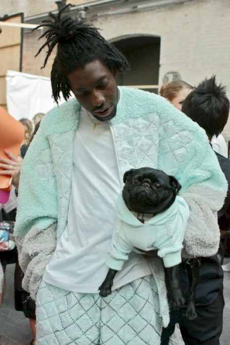 Imágenes inexplicables - hombre vestido extraño con su pug vestido igual 