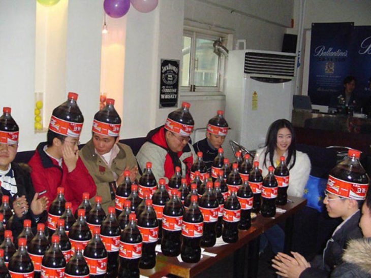 Imágenes inexplicables - fiesta con muchos refrescos y las personas con sombreros de refrescos 