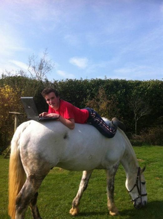 Imágenes inexplicables - hombre con pc en caballo 