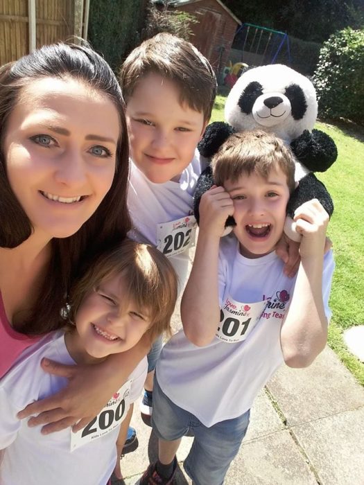 Familia tres niños y mamá y un panda