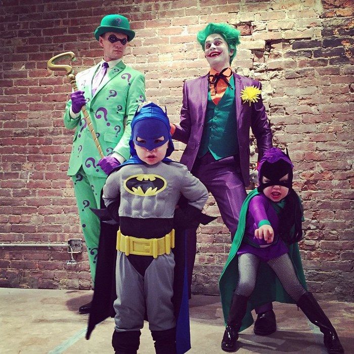 Neil y familia disfrazados de batman 