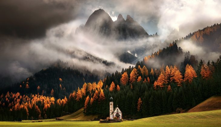 Iglesia en Los Dolomitas, Italia 