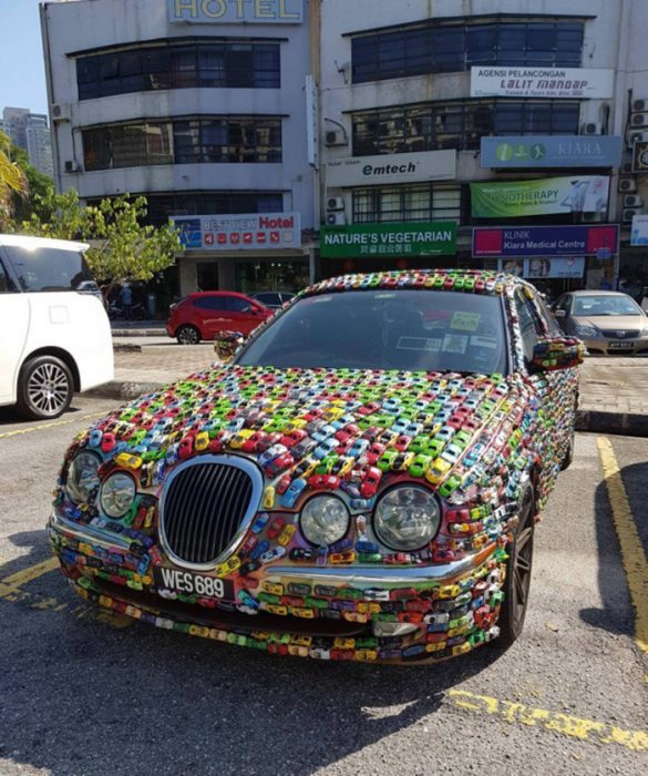coche decorado con más coches 