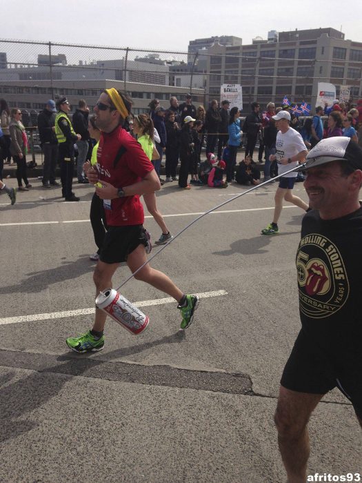 hombre se ata una cerveza para correr un maratón 