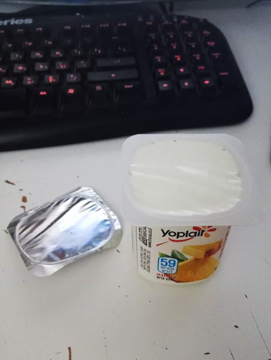 yogur destapado de forma perfecta 