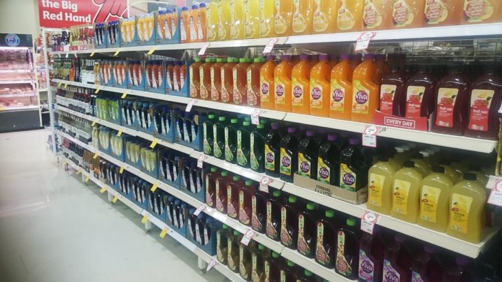 bebidas acomodadas en estante de supermercado