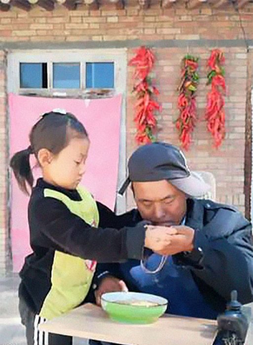 niña cuida a su padre paralizado