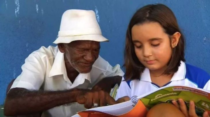 señor y niña leyendo 